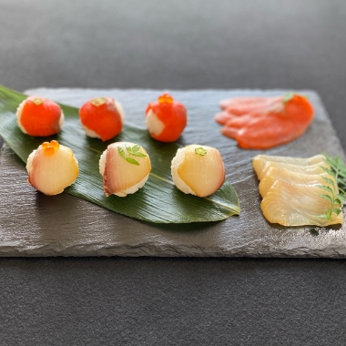 スモークサーモンとかんぱちの手毬寿司