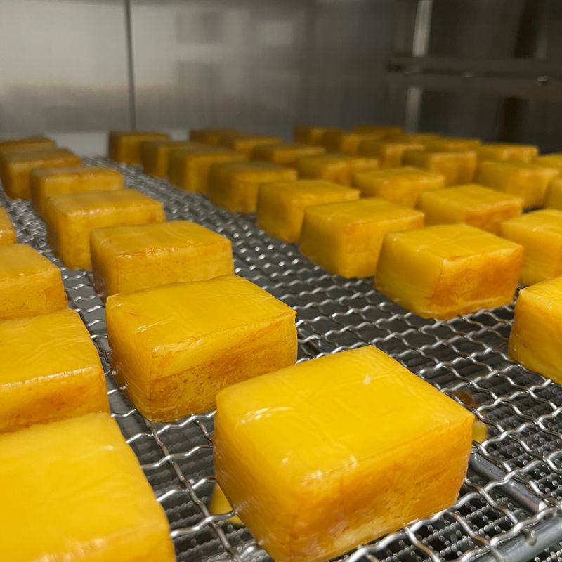 溶けないように頑張っている温燻中のチーズ