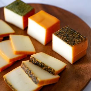 スモークチーズ-燻製2段仕込み-（七味唐辛子味）